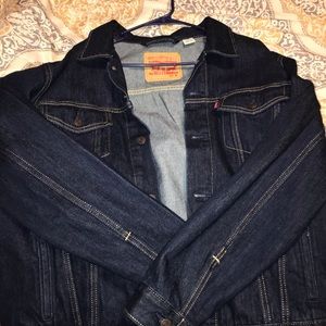 Levi’s jean jacket dark wash